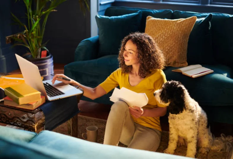 女性が愛犬と在宅ワークする様子