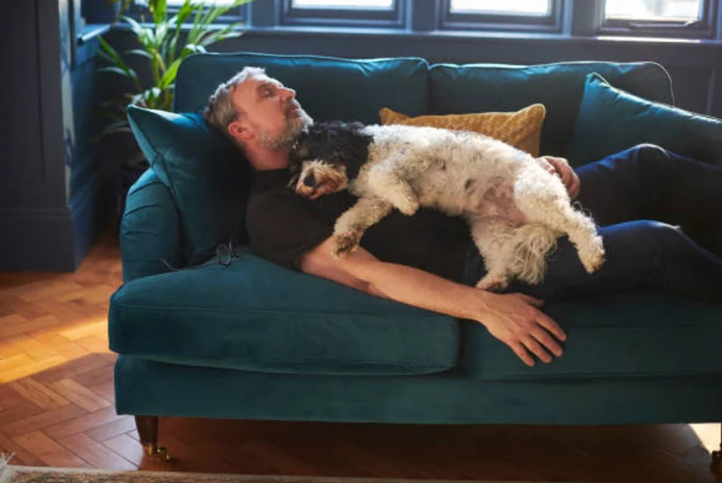 愛犬と休息する男性