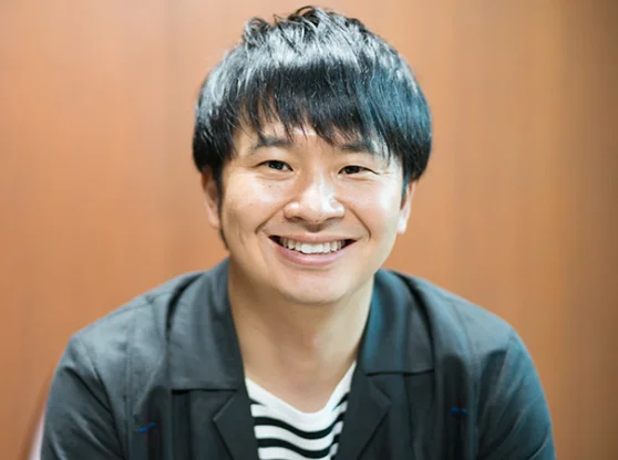 中島輝氏の笑顔のポートレート