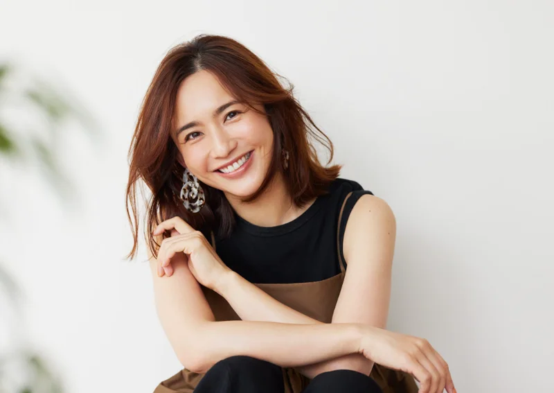 杏さんの笑顔とアクセサリー