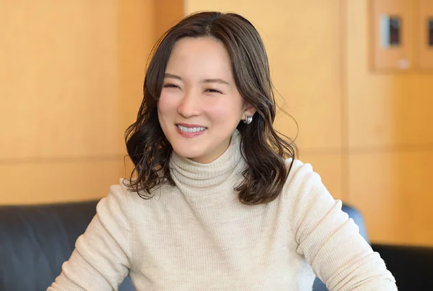 HSPの女性が笑顔で語る様子