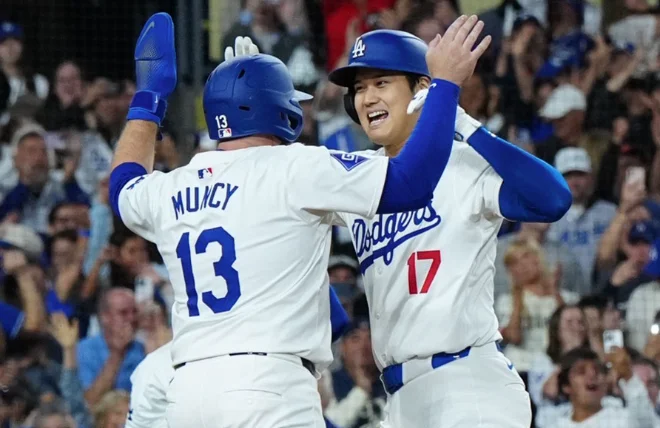 大谷翔平とマニー・マンシーがハイタッチ