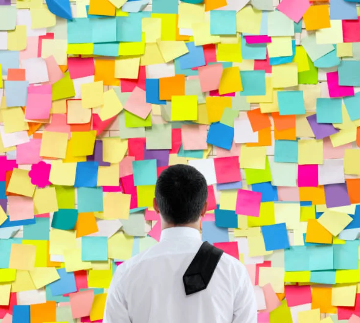 HSPが適職を探すための付箋が貼られた壁