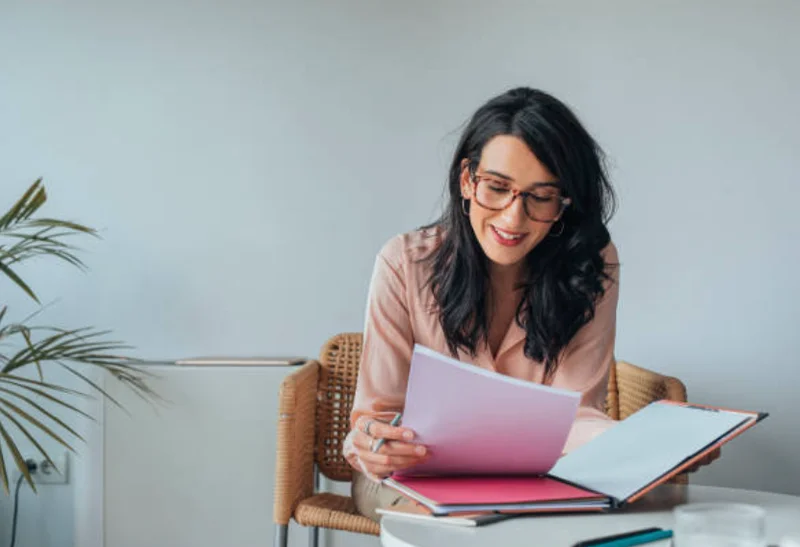 HSPの女性が書類をチェック
