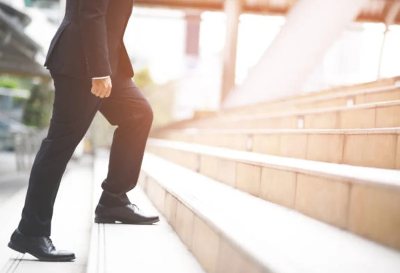 ビジネスマンが階段を上る