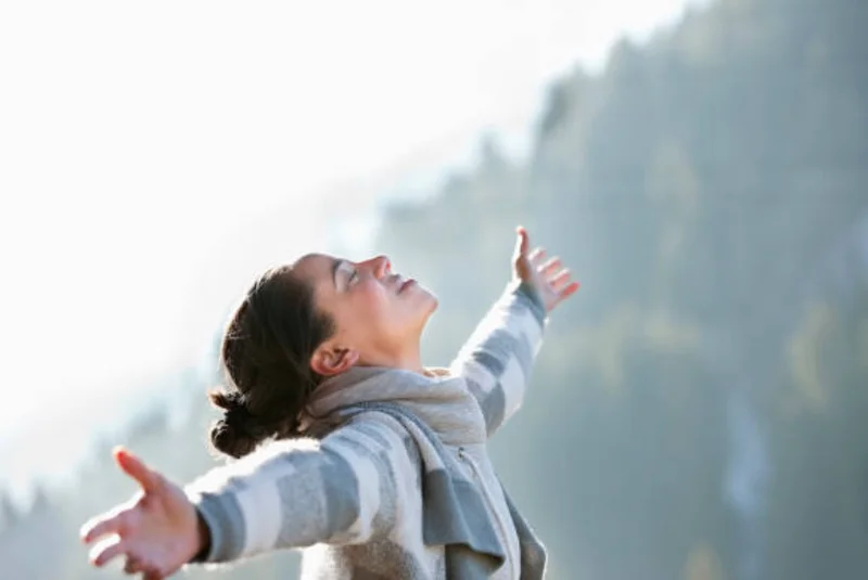 仕事で疲れた女性、開放感あふれる姿勢