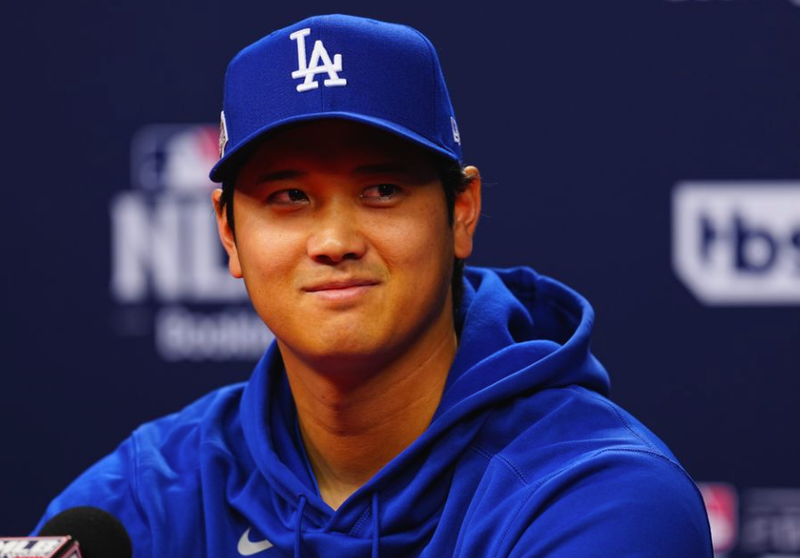 大谷翔平選手、青いパーカーとキャップ姿