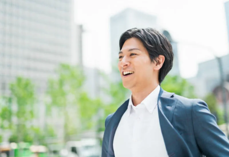 HSPの男性、笑顔で街を歩く