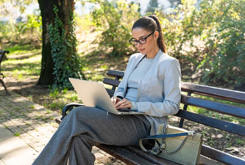 HSPの女性が公園でノートPC作業