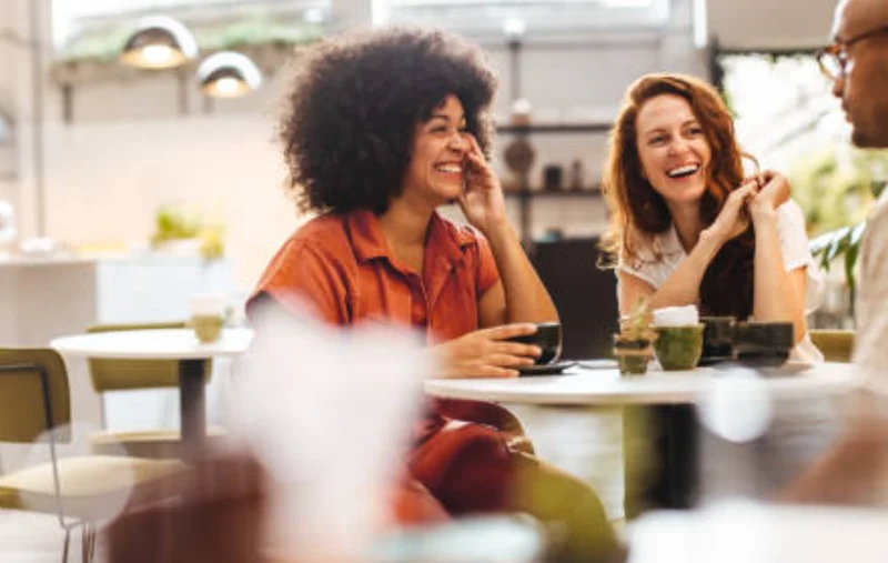 HSPの3人がカフェで笑顔で談笑