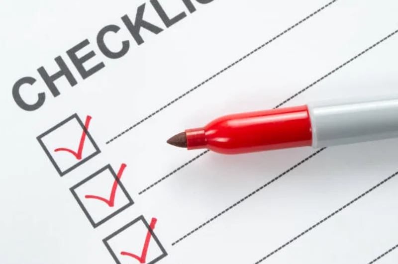 チェックリストにチェックを入れる赤ペン