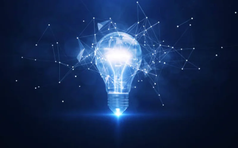 青い光を放つ電球とネットワークのイメージ